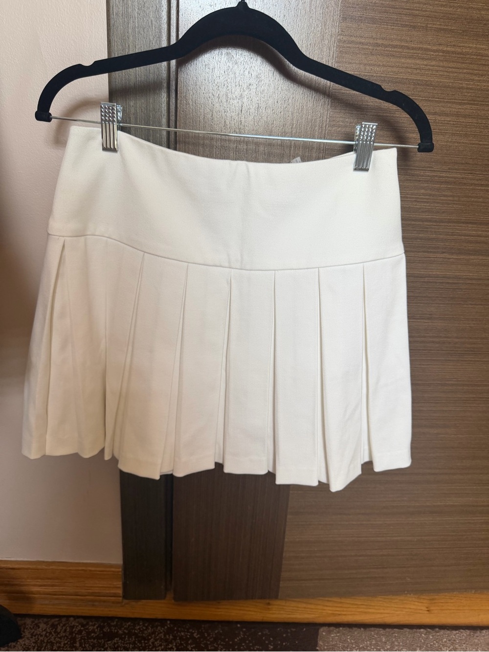 Alice and Olivia Women’s Pleated Mini Skirt - white size 4